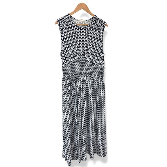 Elegant Blue and White Patterned Dress - Picture 7 of 13